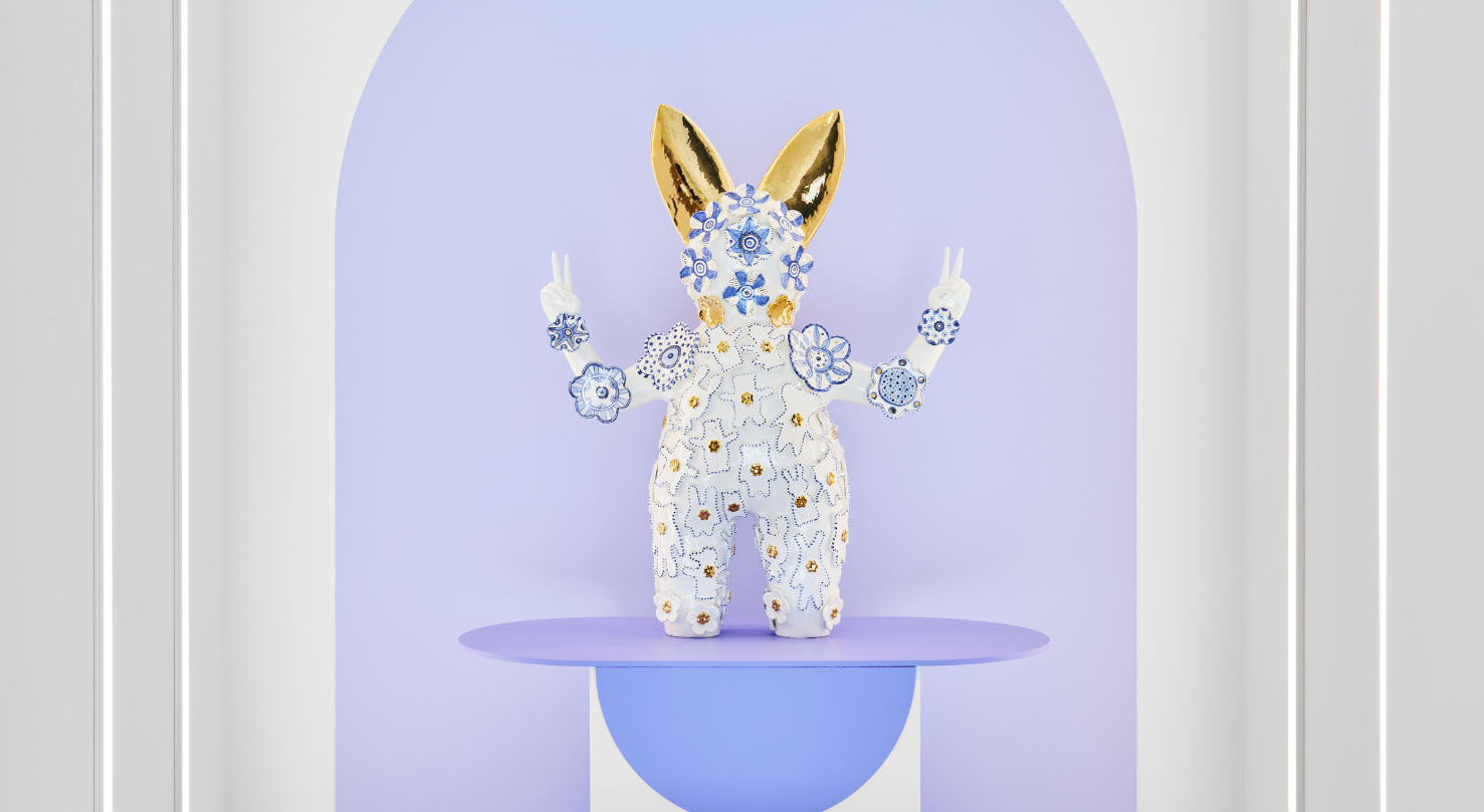 Photo of a porcelain sculpture in a museum display case